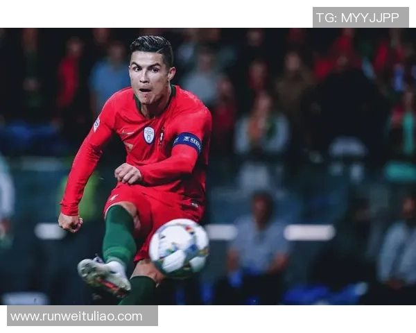 足球球星运动服高清展示 展现顶级球员风采与运动装备设计