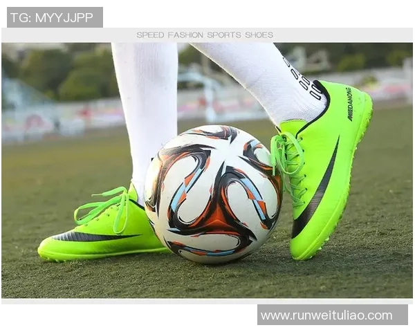 足球鞋碎钉球星同款专属设计展现锋利脚感与无敌速度